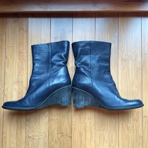 Arche woman’s navy leather boots US 9 mid heel wedge EUC
